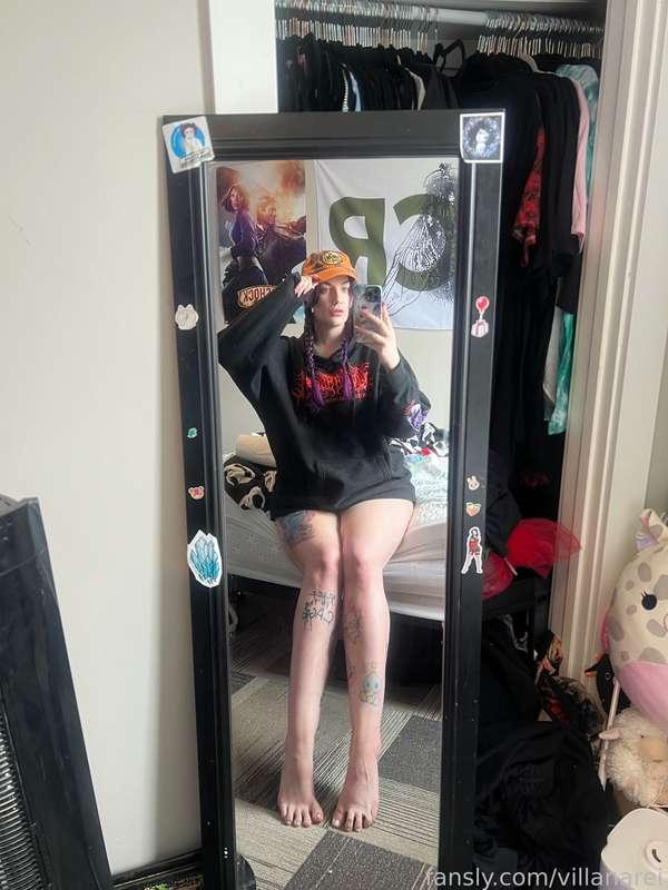 Just some mirror selfies before I ran errands today 🥰 Cute cozy outfit + long legs + bonus toesies hehe

#fyp #tall #tallgirl #goth #gothgirl #altgirl #alternative #purplehair #thicc #braids #hat #cozy #girlfriend #legs #longlegs #thighs #tattoos #inked #toes #feet
