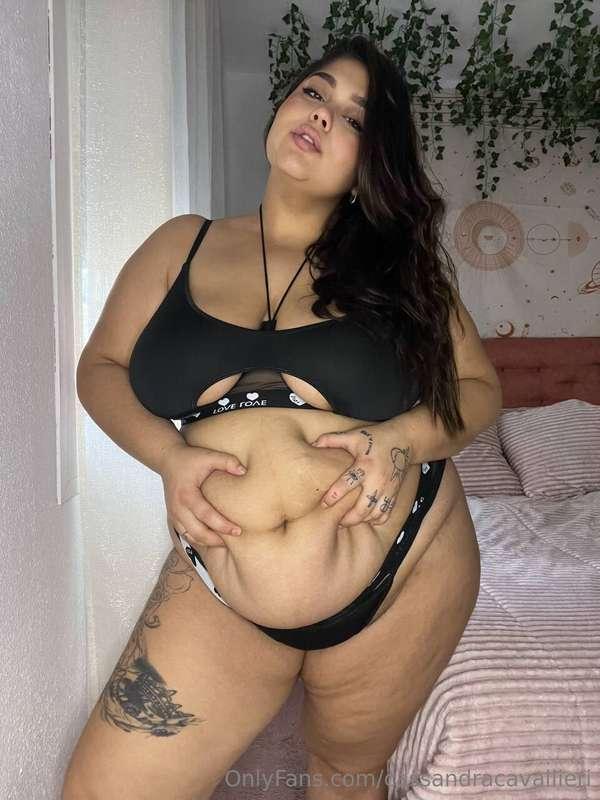 I need someone to play with my belly🥵
