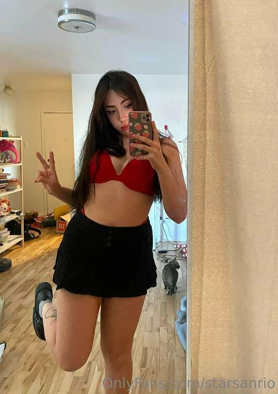 Feeling extra jolly 🎅 who wants me under their christmas tre..