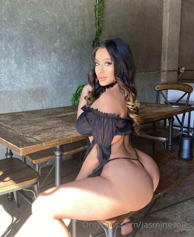 How’s the view? 😛 with @megankrista 🍑