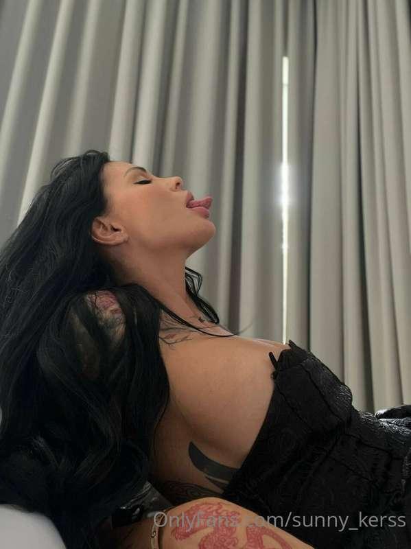 Put something on that tongue 👅
