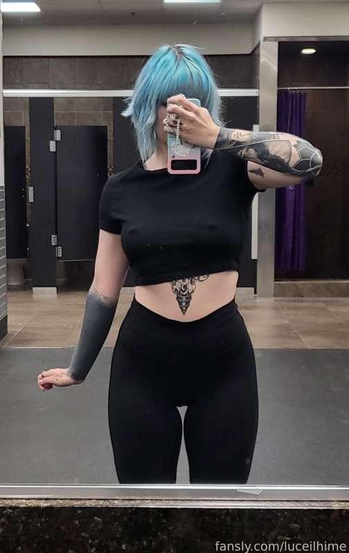 🖤 done with my workout and ready to CONQUER THIS DAY 💪 

Goodmorning btw! Better have had good dreams. 

#fyp #alt #tattoos #shorthair #curvygirl #goodmorning #sweaty #hourglassbody #nipples