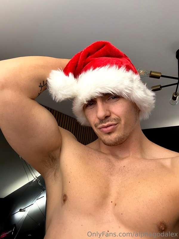Daddy santas been busy. Which means this sweaty pit needs cl..
