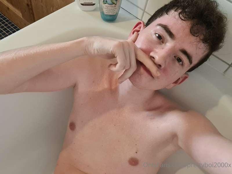 Henlo! 😗 Excuse the "stache", took a few pics in the bath. I..