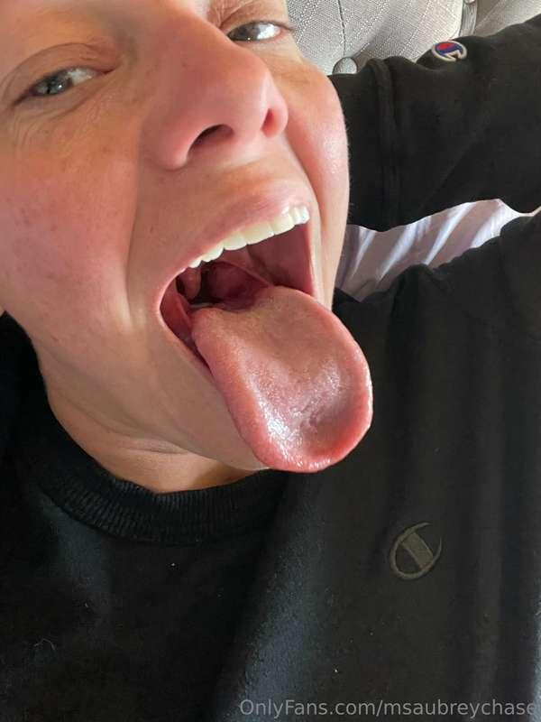 👅🖤