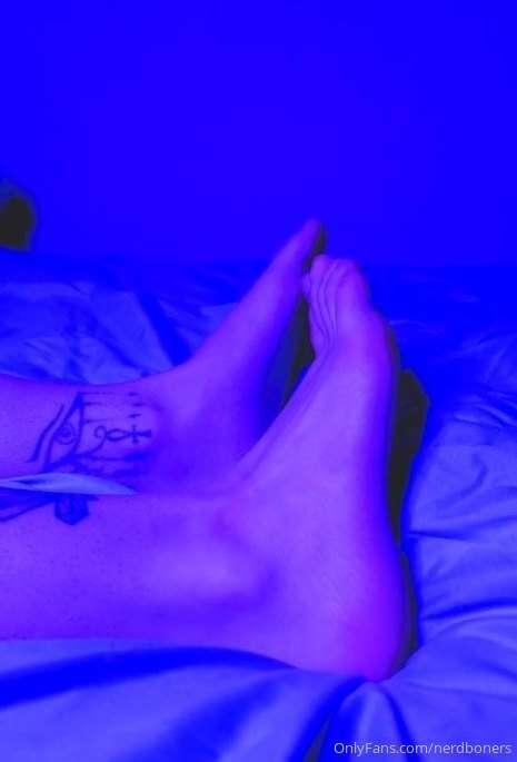 Bonus pics for all the foot lovers 🦶