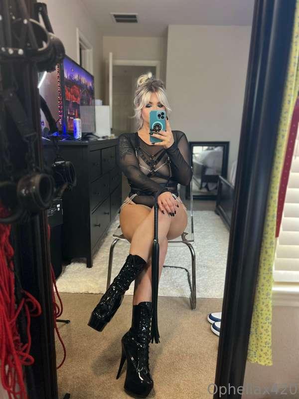 🖤🖤 I’m always on my knees…would you get on yours for me one ..