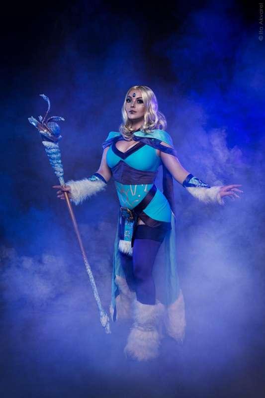 Crystal Maiden cosplay 