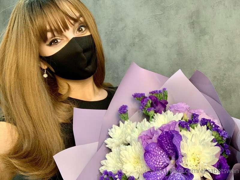 Цветов нет, поэтому держите старые фото с цветами ))