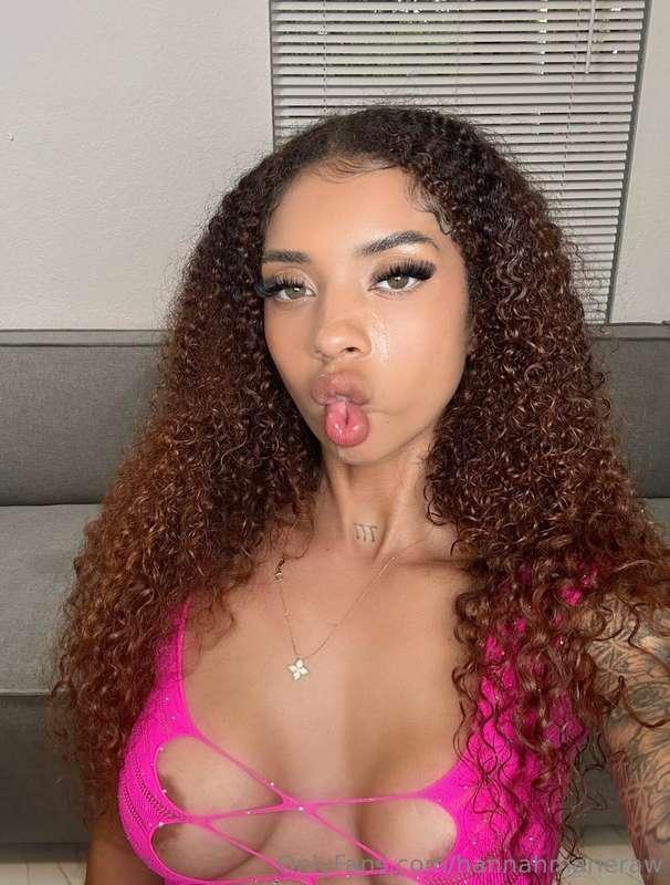 Am I the only one to see it 😭👀🤗💦