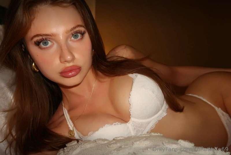 THE HOTTEST REDHEAD is sending out DAILY explicit content on..