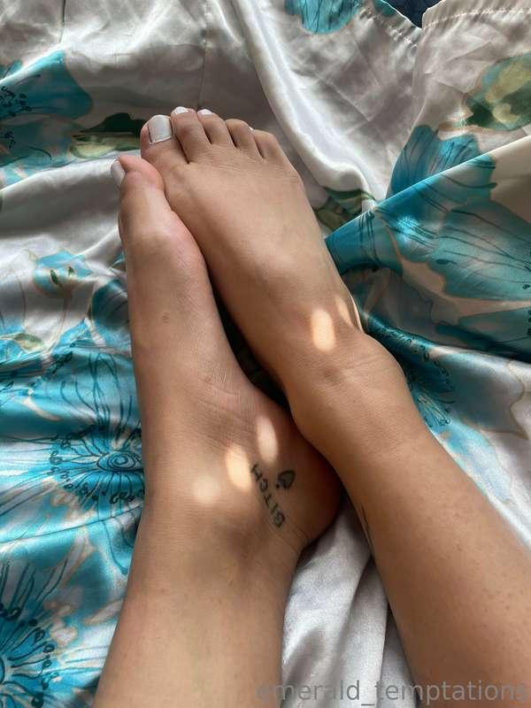 Look at my cute toes!! 🤩 I just painted them and I’m hoping ..