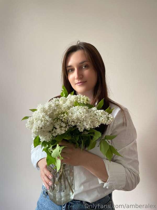 I wonder if you often give flowers to girls? 💐