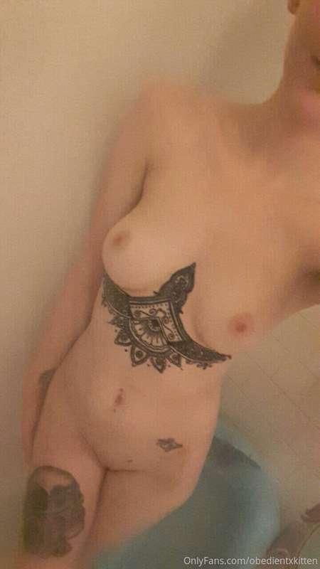 ▹ I feel so nakey without my piercings! I think I like my bo..