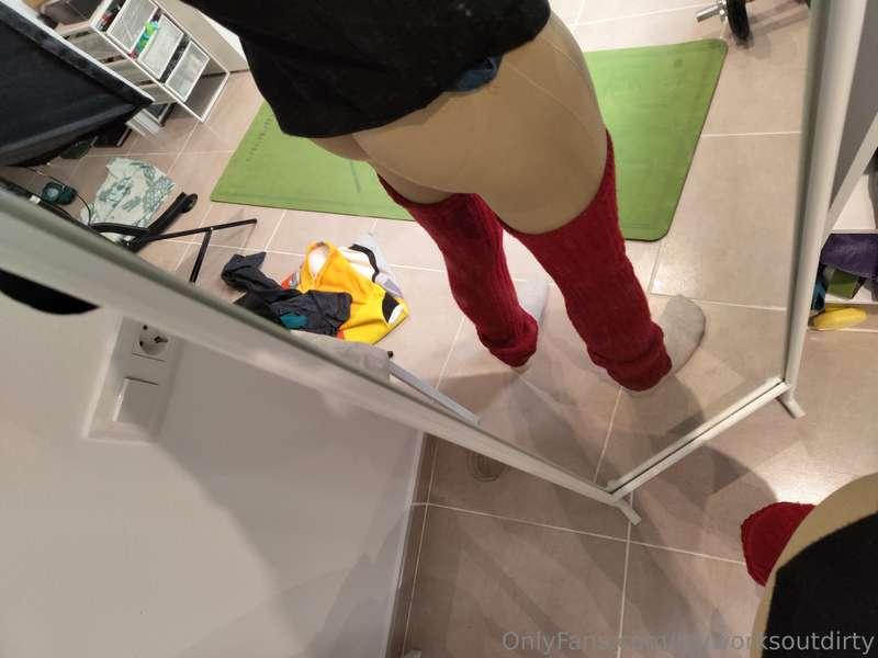 Leggings... although at first glance it looks like skin XD. ..