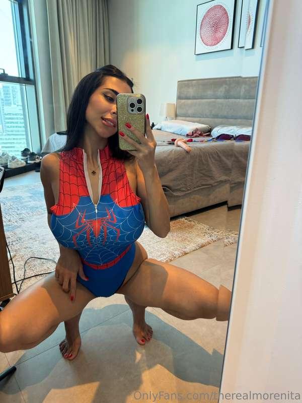 Spidergirl è brava ad arrampicarsi.. Ma ancora meglio a cava..