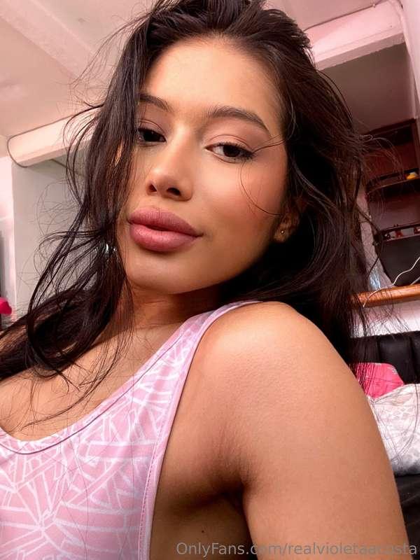 Alluring eyes and dangerous curves 👀💃