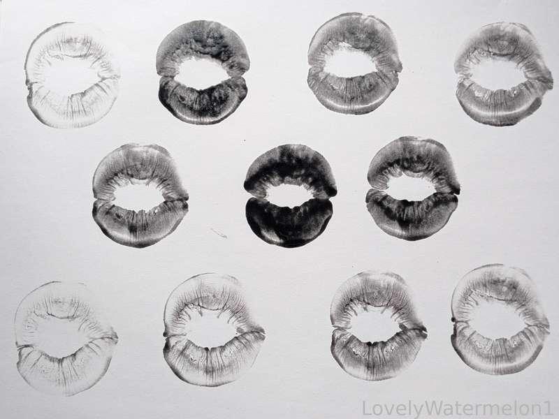Here's some sparkly black kisses since so many of you requested to see the prints 🥰🌌 Hope you guys enjoy all the sparkles! 

#FYP #LipstickFetish #Lipstick #Lips #LipGloss #MouthFetish #Mouth #Oral #Tongue #Tease #UpClose #Kisses