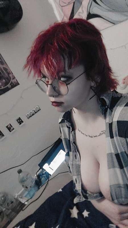 Some cleavage 👀🖤