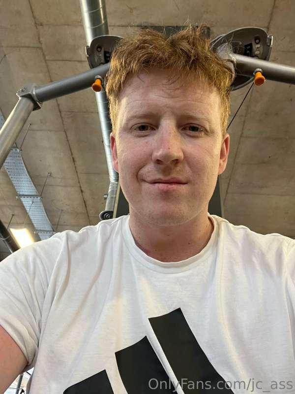 I’m at the gym and look at the state of my hair 🙄 
Who wants..