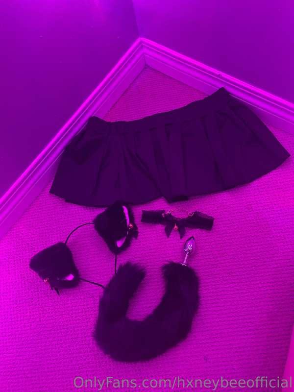 Hmmm.. 🐈‍⬛ 🐾
Also have in white. What color do you want to s..