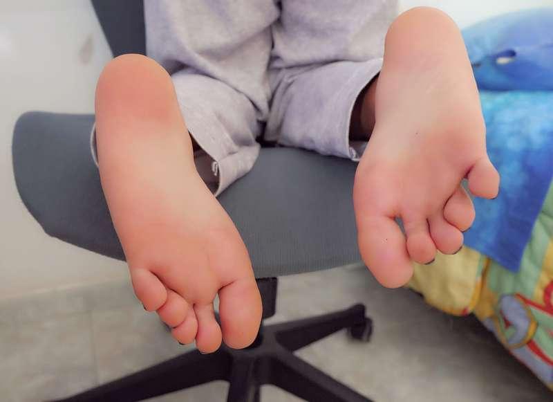 Soles need to get licked uwu

#femboy #twink #feet #soles #toes #smooth #young