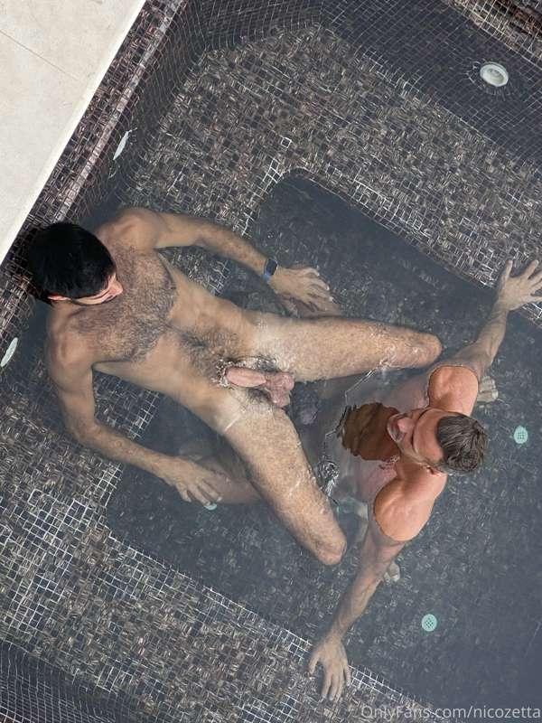 Happy VDay guyssss. Having fun in the jacuzzi