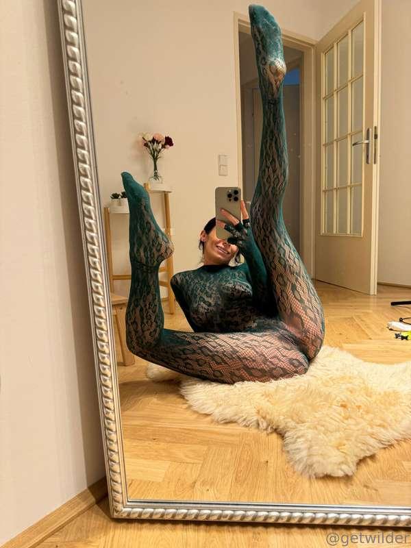 Posting this in my new onesie cause I really want you to zoo..