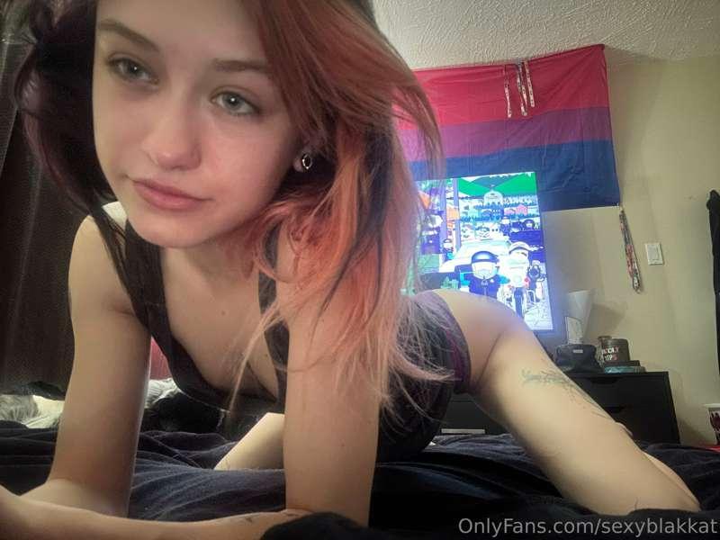 Bored in bed keep me cumpany🍑🍒