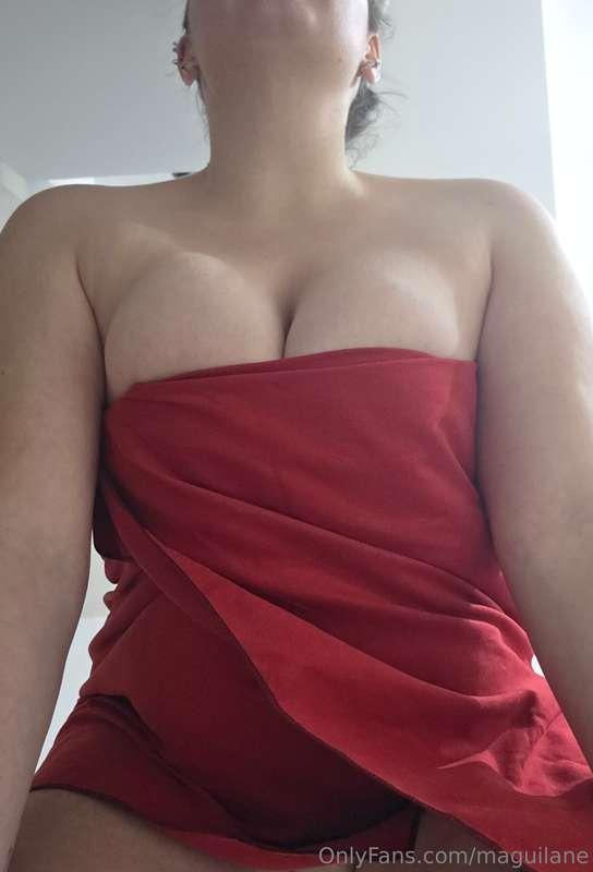 Wrapped in red… but unwrapping is half the fun 💋🔥