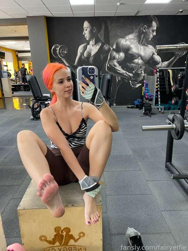 Full set available now &lt;3 


#barefeet #barefoot #fetish #footfetish #feetfetish #yogapants #yogashorts #sneakers #fitgirl #feet