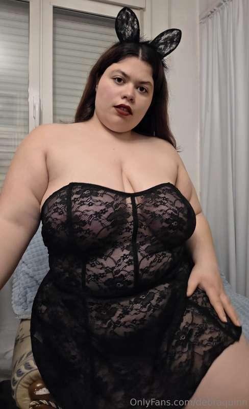 También se puede bajar el vestido un poco y enseñarte las te..