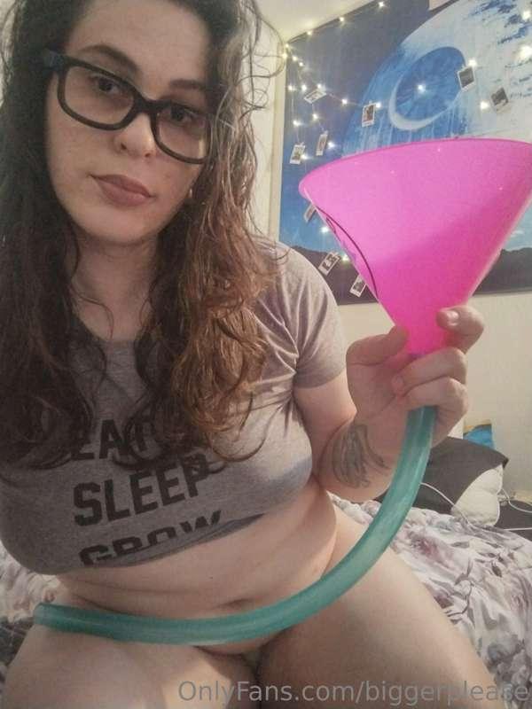 I'm so horny to and dying to be stuffed with fat. Come unloc..