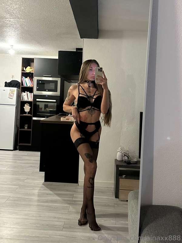 tu aimes mon ensemble noir ? tu préfères le recto ou le vers..