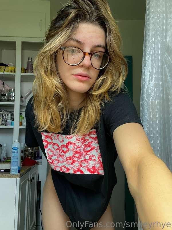 ✨Kisses shirt✨

Finally made the Kisses T-Shirt!!🥰
Painted b..