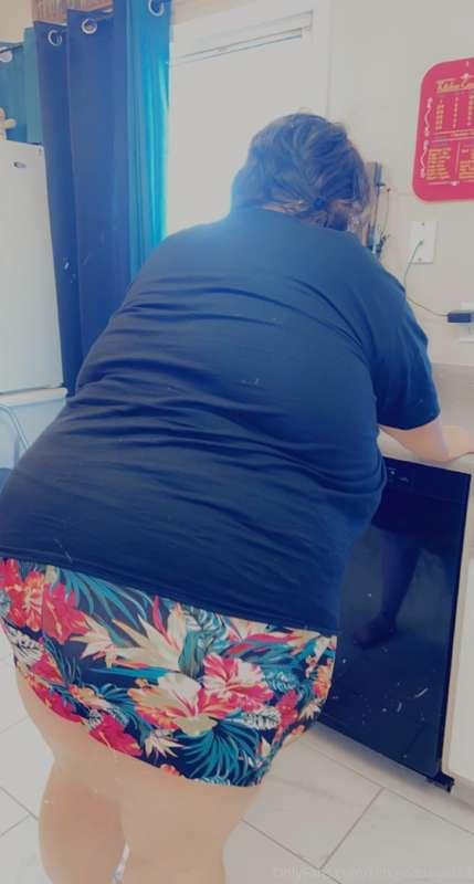 Cleaning the kitchen looking bitching.. bend me over the cou..