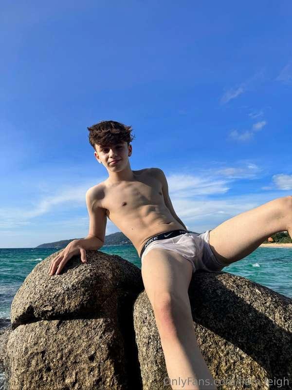 I love the beach and sex on the beach 💦🤭