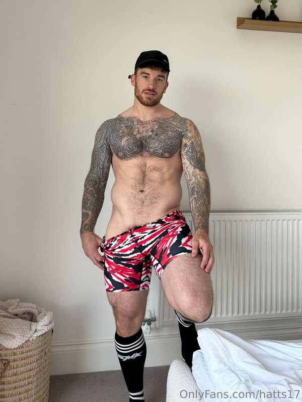 Good morning Hatters! Strappmetal compression shorts holding..