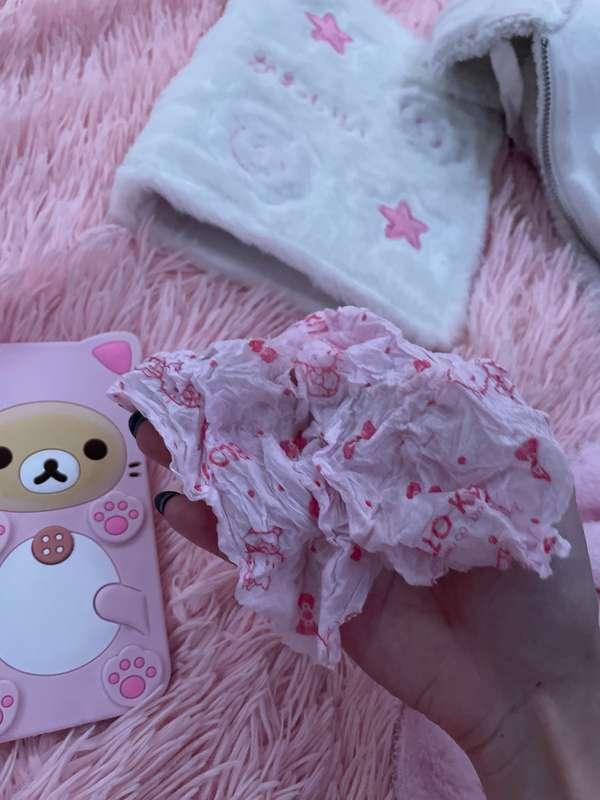 i came a lot rlly hard into a hello kitty napkin &gt;_&lt; 🎀💦 
(,,who wants it :3)