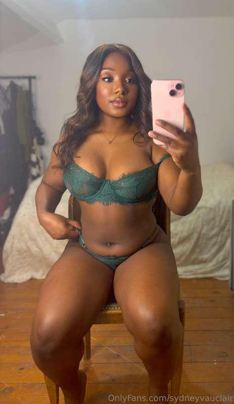 Seule pour la Saint-Valentin... Si toi aussi, viens me tenir..