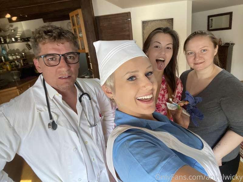 Naughty doctor and a nurse 😎 neslušný doktor a sestra😎