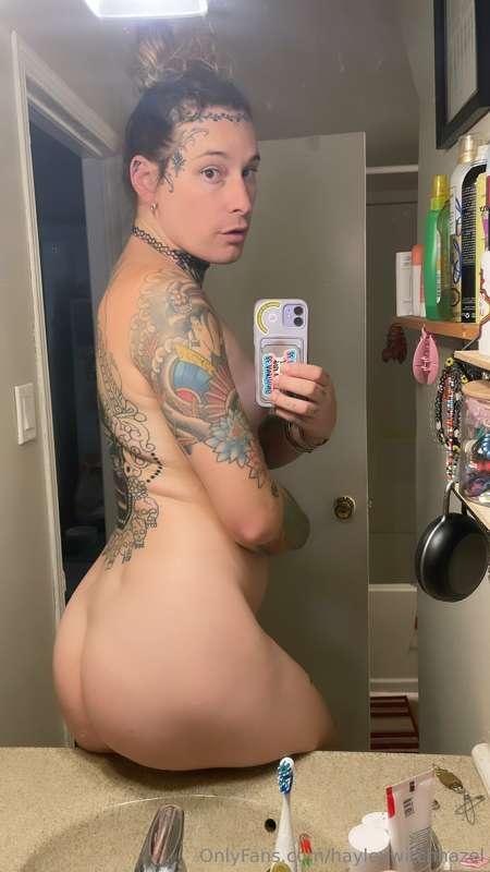good morning from my booty 🌞  new step bro scene drops tomor..