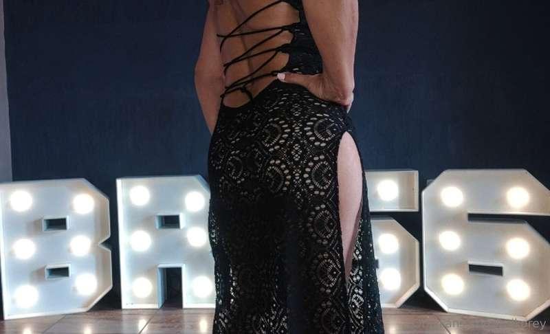 My birthday cake is under my dress😈🎂 are you coming? 😋