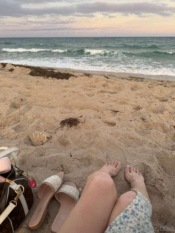 Love the sand between my toes 🏖️ :3