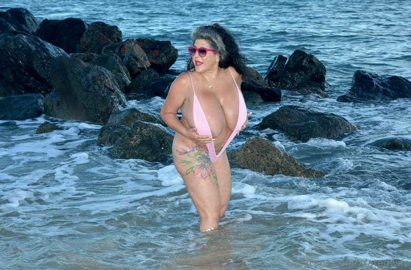 Big Curves for you sweetie.. Haha start your week with a goo..