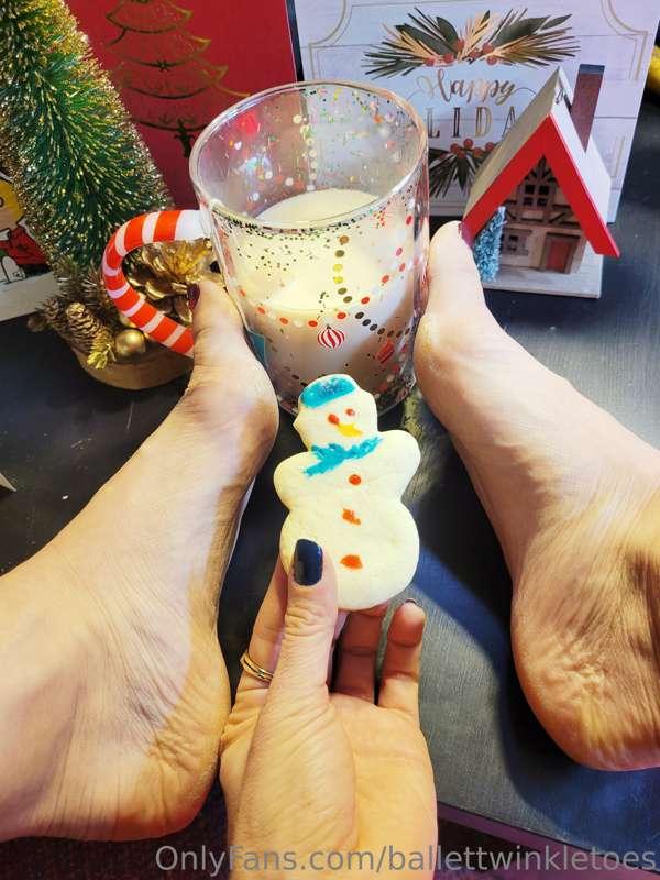 Tea and christmas cookies for breakfast 😂🫖🍪