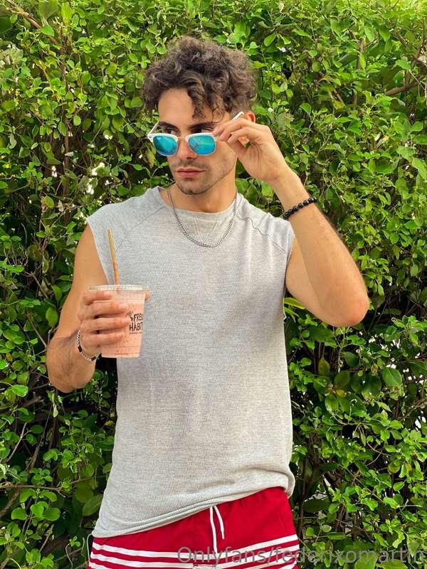 𝐓𝐇𝐄 𝐃𝐄𝐋𝐈𝐕𝐄𝐑𝐘 𝐁𝐎𝐘 🍟🍕 The food delivery came to my aparmet to ..