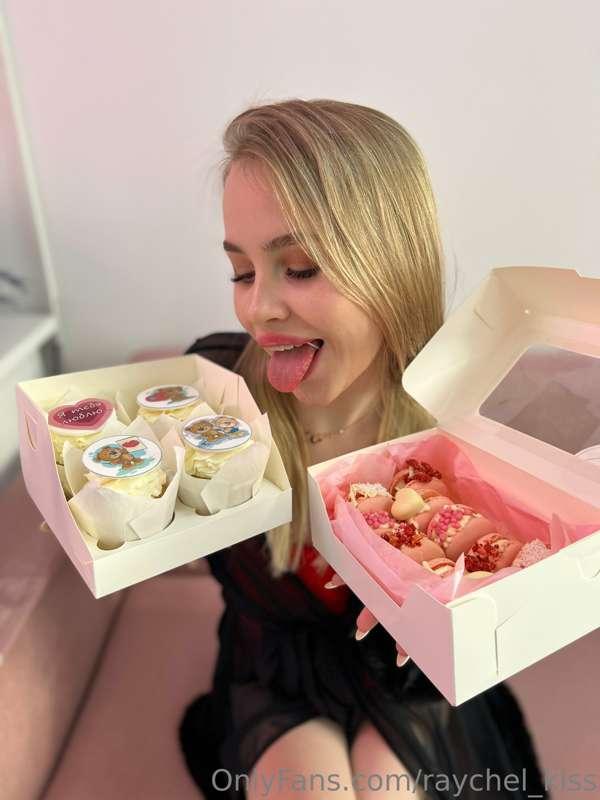 Plan for the day ☺️:
Buy a lot of sweets ✅
Watch Netflix 🍿