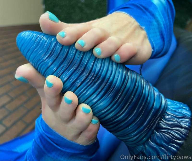 Imagine these tiffany toes sliding down your shaft