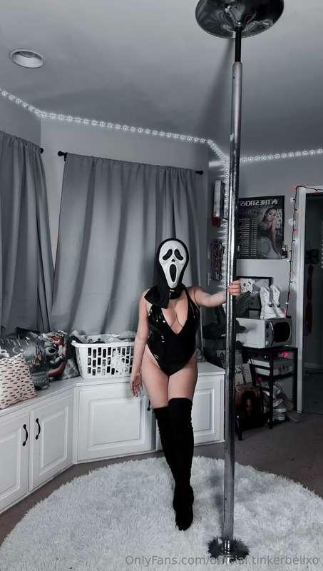 watch me play with myself in my scream mask 👻